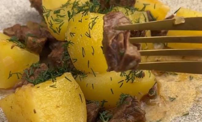 Картошка в казане на плите с мясом говядины, луком и маслом рецепт