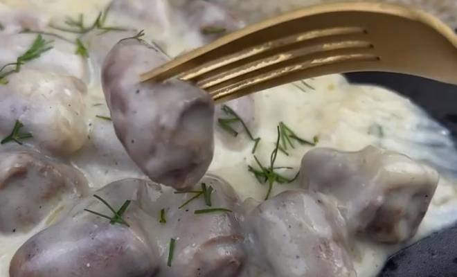 Тушеные куриные сердечки в сметанном соусе на сковороде с луком рецепт