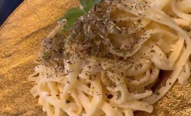 Спагетти с куриной грудкой в сливочном соусе с сыром на сковороде рецепт