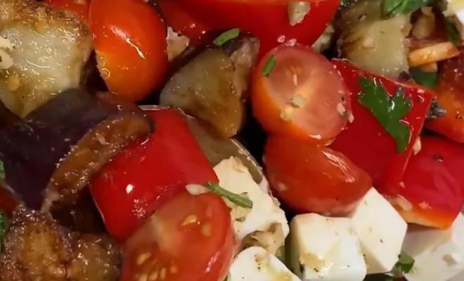 Салат с хрустящими баклажанами, перцем, помидорами и сыром