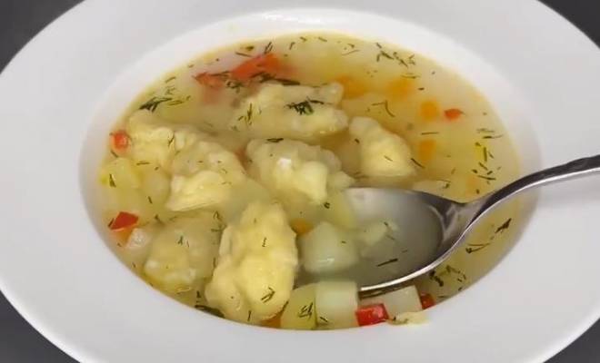 Сырный суп с галушками из муки, картошки, лука и перца рецепт