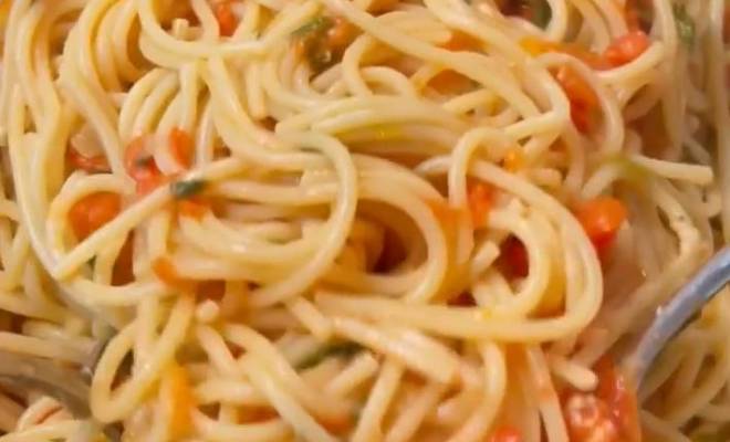 Спагетти с помидорами, сыром, чесноком и шпинатом на сковороде рецепт