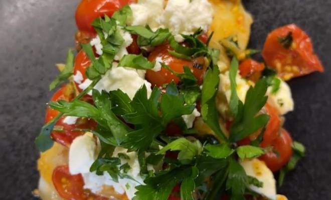 Домашняя рыба с помидорами, сыром и луком на сковороде рецепт