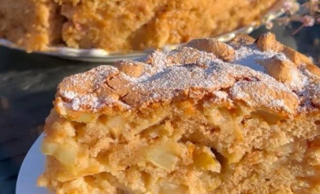 Пирог шарлотка с яблоками и корицей в духовке с корочкой рецепт