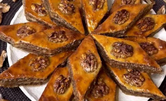 Пахлава с грецкими орехами, медом, сахаром и сметаной рецепт
