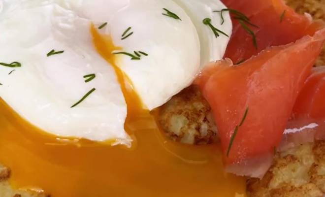 Картофельно-кабачковая лепешка с рыбой и яйцом-пашот рецепт