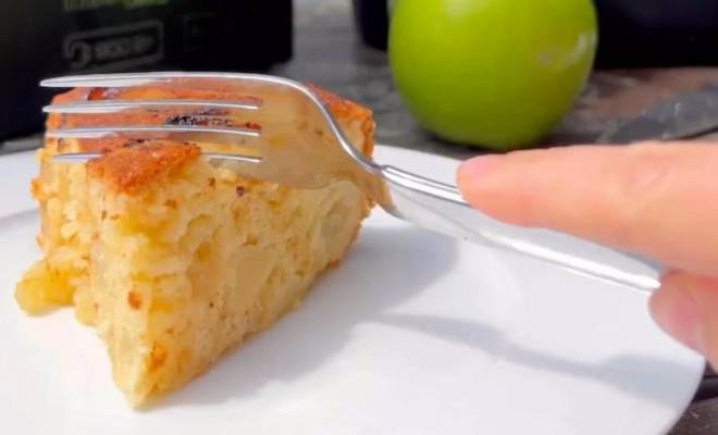 Пышный пирог Шарлотка с яблоками в мультиварке редмонд рецепт