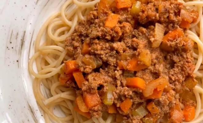Паста с фаршем и томатной пастой, луком, морковью и сельдереем рецепт
