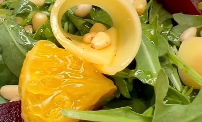 Салат со свеклой, апельсином, сыром и рукколой рецепт