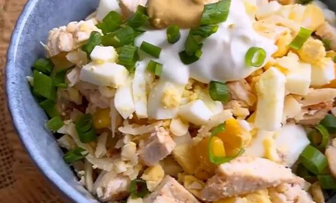 Салат из курицы, кукурузы, сыра и яиц рецепт
