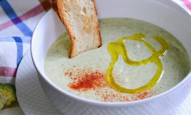 Суп-пюре из шпината и брокколи со сливками и красной икрой