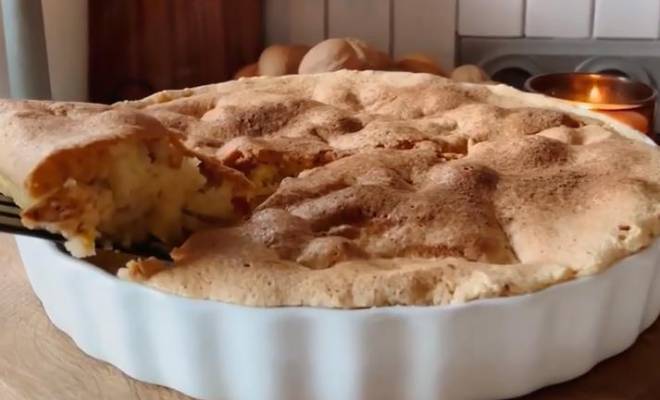 Пирог Шарлотка из яблок, 4 яиц, сахара и муки в духовке рецепт
