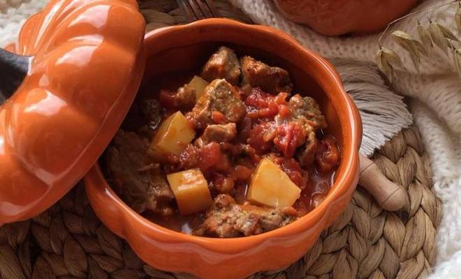 Горшочки с мясом, картофелем, помидорами и луком в духовке рецепт