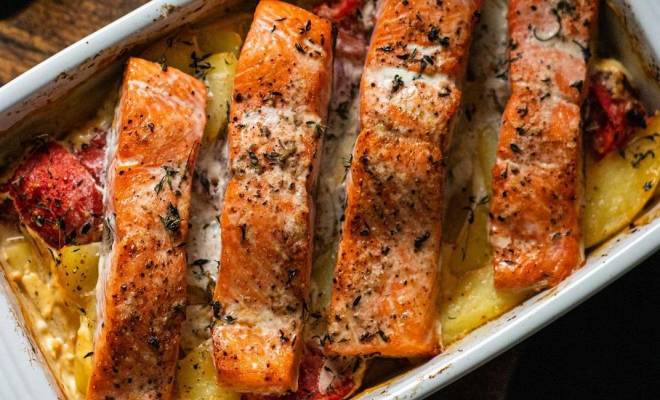 Филе красной рыбы лосось с картофелем в духовке со сливками рецепт