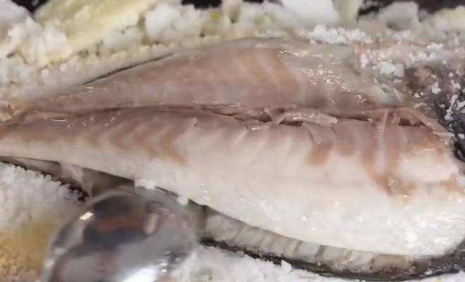 Запеченная рыба дорадо в соляном коконе фламбе в духовке рецепт