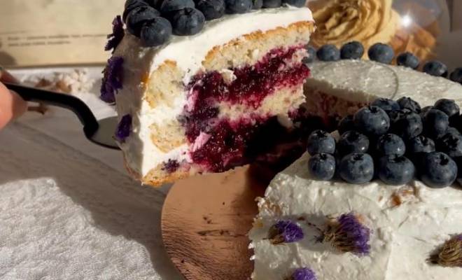 Ванильный торт со смородиной и творожным кремом рецепт