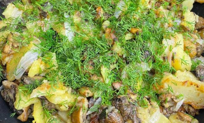 Жареный картофель с грибами и луком на сковороде рецепт