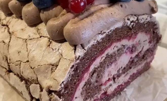 Шоколадный меренговый рулет с начинкой из ягод и кремом рецепт