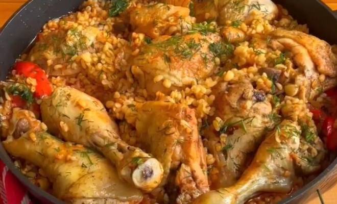 Курица с булгуром и овощами на сковороде рецепт