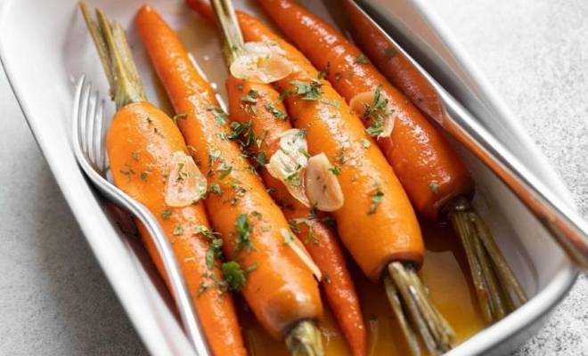 Запеченная карамелизированная морковь с чесноком и апельсином в духовке рецепт