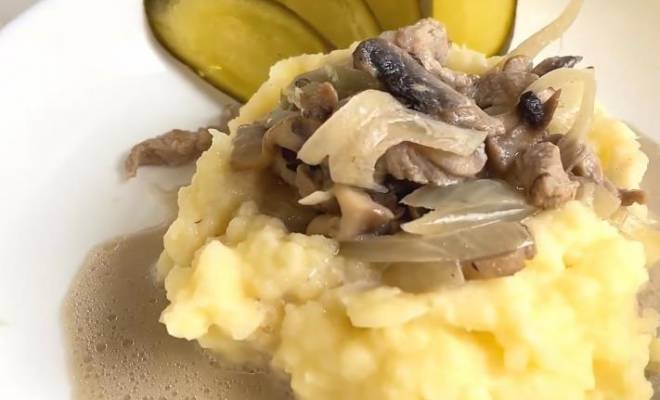 Бефстроганов из говядины, грибами и луком с картофельным пюре рецепт