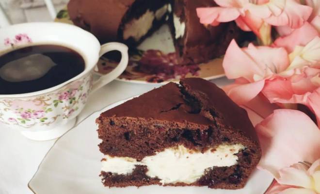 Шоколадный кекс с вишней и творогом внутри рецепт