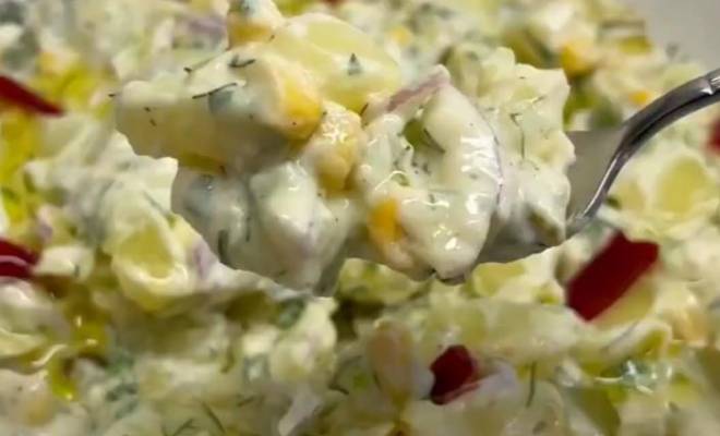 Картофельный салат с кукурузой, луком и огурцами маринованными рецепт