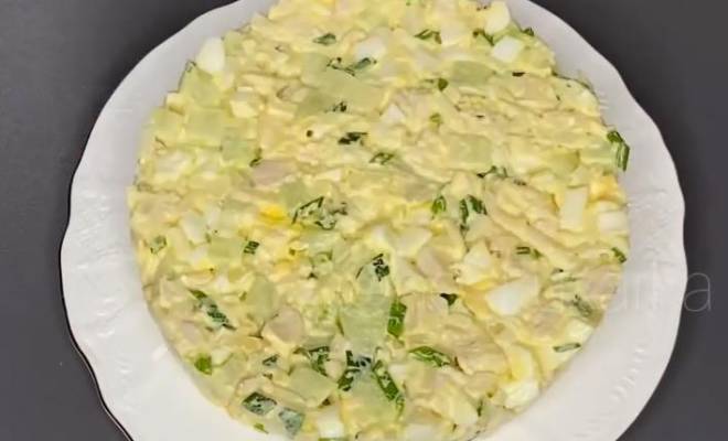 Салат с курицей, маринованным луком, огурцом, яйцом и сыром рецепт