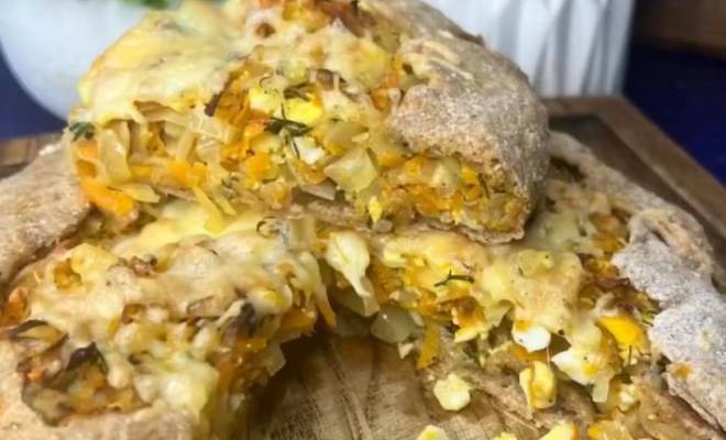 Цельнозерновой овощной пирог галета с тушеной капустой и яйцами рецепт