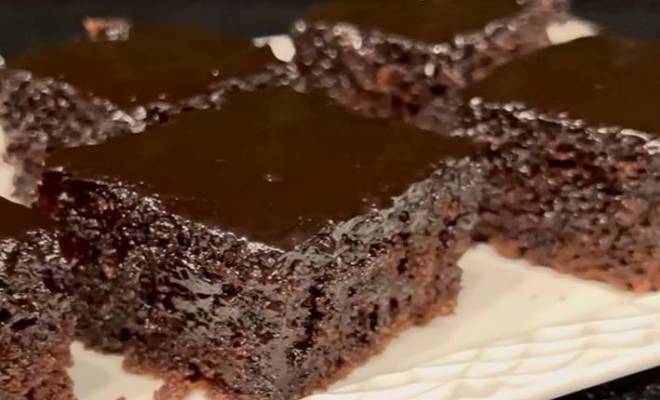 Влажный шоколадный пирог с соусом рецепт