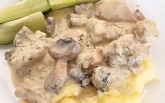 Фрикасе из курицы с грибами в сливочном соусе классическое