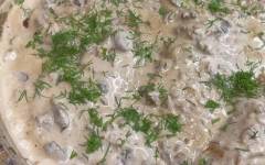 Куриные грудки в грибном сливочном соусе на сковороде