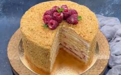 Торт Медовик с малиной и сметанным кремом
