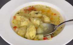 Сырный суп с галушками из муки, картошки, лука и перца