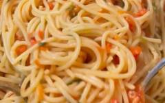 Спагетти с помидорами, сыром, чесноком и шпинатом на сковороде