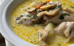 Сырный суп с курицей, грибами и плавленым сыром на сливках