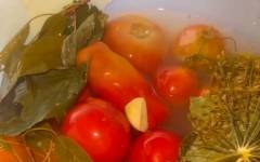 Соленые бочковые помидоры на зиму в ведре в банках холодным способом