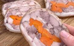 Свиная рулька вареная в кастрюле с морковью