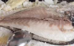 Запеченная рыба дорадо в соляном коконе фламбе в духовке