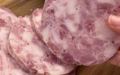 Домашняя колбаса ветчина рубленая из свинины и курицы