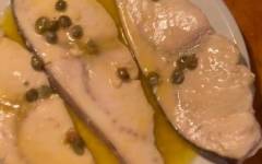 Жаренная рыба меч марлин на сковороде на оливковом масле