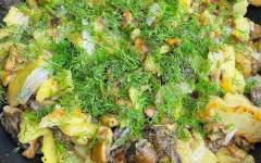 Жареный картофель с грибами и луком на сковороде