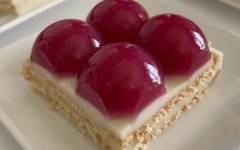 Десерт из печенья, пудинга и желе вишневого