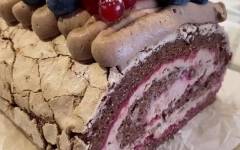Шоколадный меренговый рулет с начинкой из ягод и кремом