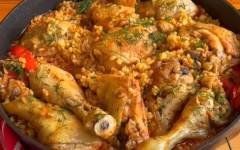 Курица с булгуром и овощами на сковороде