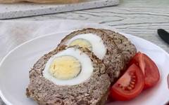 Мясной рулет с фаршем и яйцом внутри в духовке