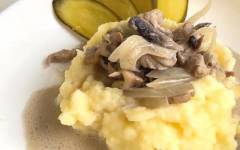 Бефстроганов из говядины, грибами и луком с картофельным пюре
