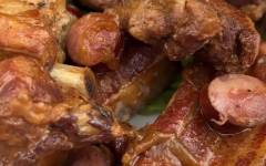 Вкусные жаренные свиные ребрышки с луком на сковороде