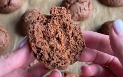 Шоколадное печенье с трещинками с какао