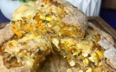 Цельнозерновой овощной пирог галета с тушеной капустой и яйцами